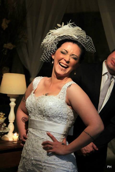Noiva sorrindo com tiara