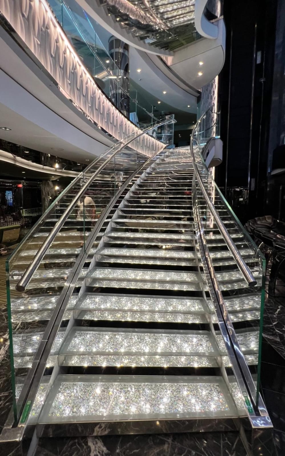 Escadaria de um navio de cruzeiro